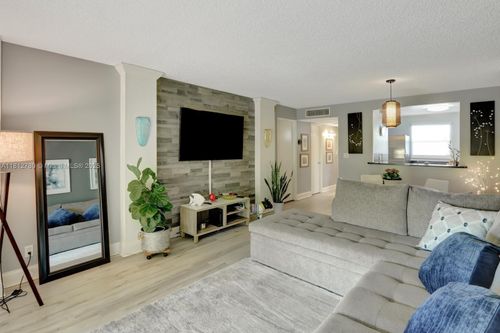 apt-3d-103 Royal Park Dr, Oakland Park, FL, 33309-5867 | Card Image