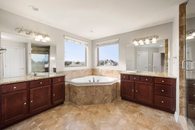 BEAUTIFULPRIMARY BTHRM W/HSI &HER VANITIES | Image 21