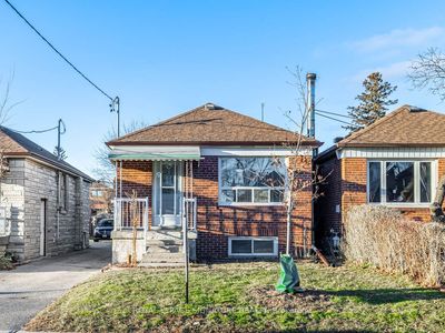 18 East Dr, House other with 2 bedrooms, 2 bathrooms and 3 parking in York ON | Image 1