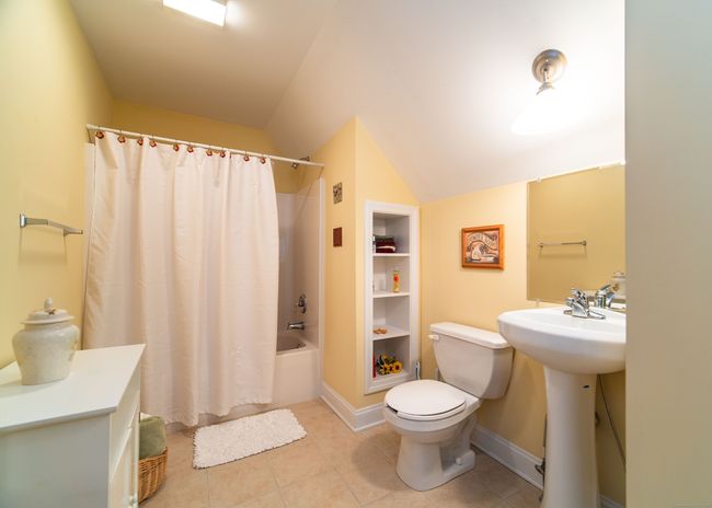 Upper Level Full Bathroom | Image 30