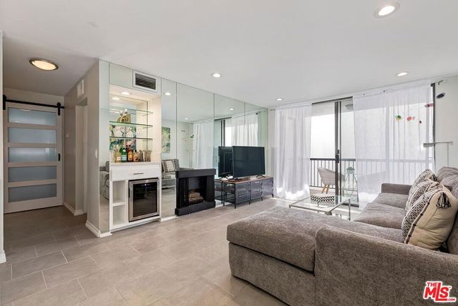 APT-418 - 906 N Doheny Dr, Condo with 1 bedrooms, 1 bathrooms and 1 parking in West Hollywood CA | Image 6
