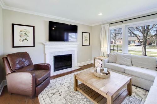 407 S See Gwun Ave, Mount Prospect, IL, 60056-3627 | Card Image