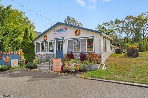 634 Willow Grove St, Hackettstown, NJ, 07840-1735 | Card Image