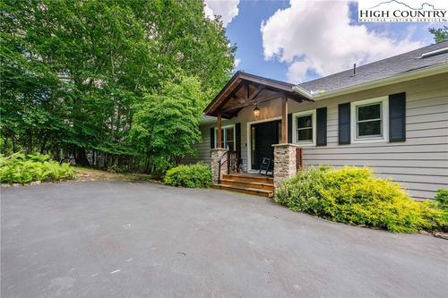 224 Banner Grande Ln, Banner Elk, NC, 28604-7586 | Card Image