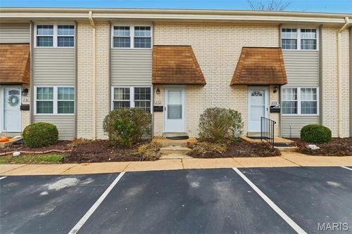 832 Wendevy Ct, Ballwin, MO, 63011-3048 | Card Image