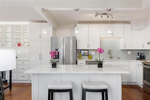 apt-102-4545 Wornall Rd, Kansas City, MO, 64111-3215 | Card Image