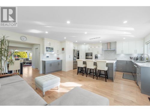 8649 11th Ave, Burnaby, BC, V3N2P9 | Card Image