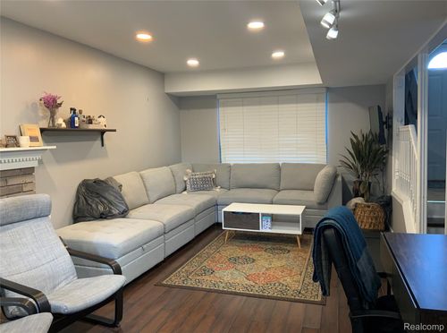 29109 Perth St, Livonia, MI, 48154-4533 | Card Image