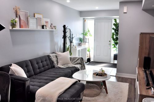 251-60 Parrotta Dr, Toronto, ON, M9M0E5 | Card Image