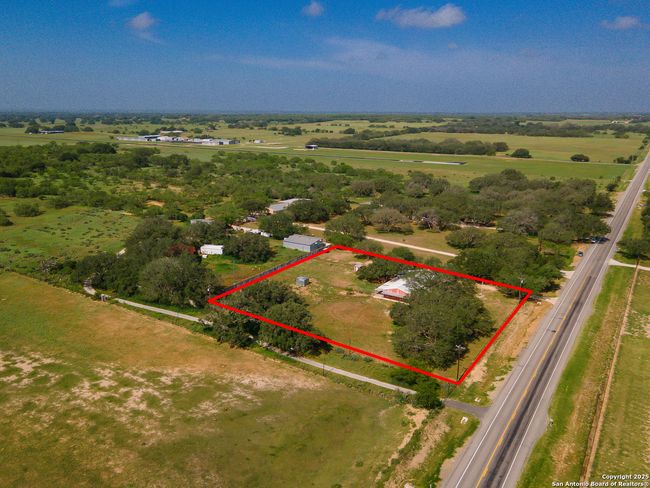 1015 Fm 2200 W, House other with 3 bedrooms, 3 bathrooms and null parking in Devine TX | Image 9