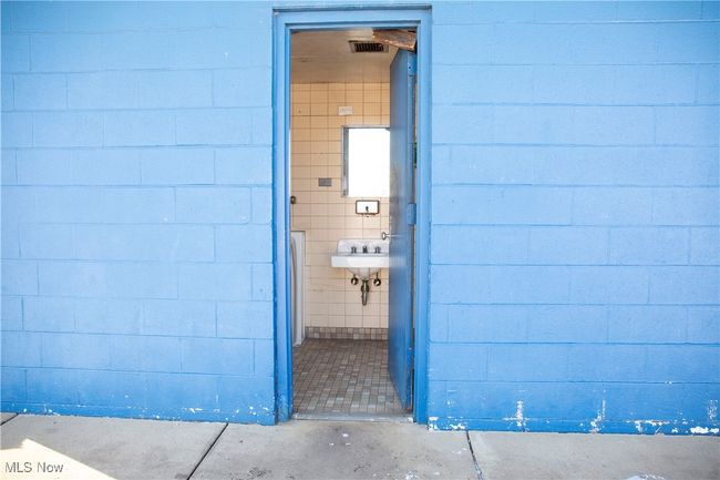 View of exterior entry with sink | Image 17