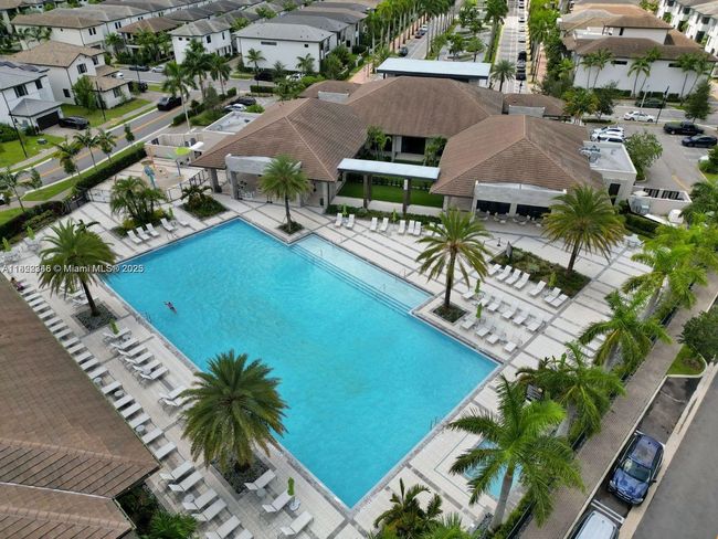 4690 Nw 84 Th Ave, Townhouse with 3 bedrooms, 5 bathrooms and null parking in Doral FL | Image 47