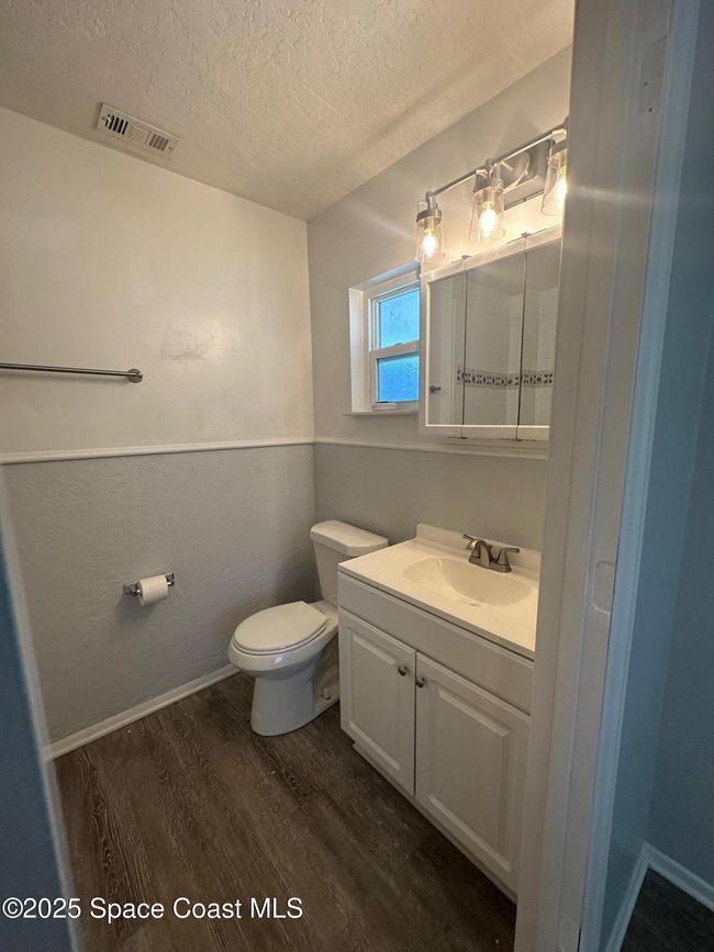 Primary Bedroom / In-Suite Bathroom | Image 15