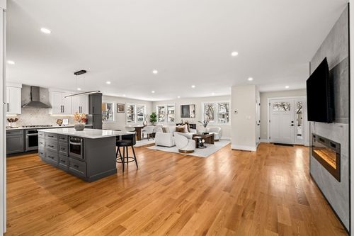 35-35 Neillian Way, Bedford, MA, 01730-2305 | Card Image