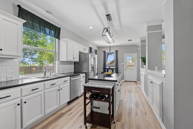 kitchen island | Image 11