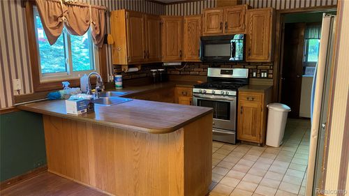 5550 Mckeachie Rd, White Lake, MI, 48383-1336 | Card Image