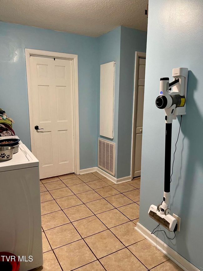 Laundry Room | Image 16