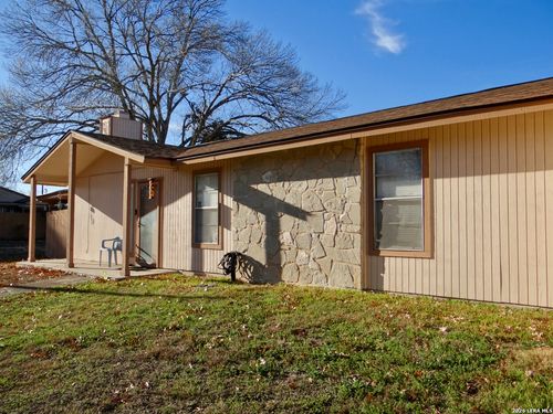 d-1051 Country Club Dr, Seguin, TX, 78155-7109 | Card Image