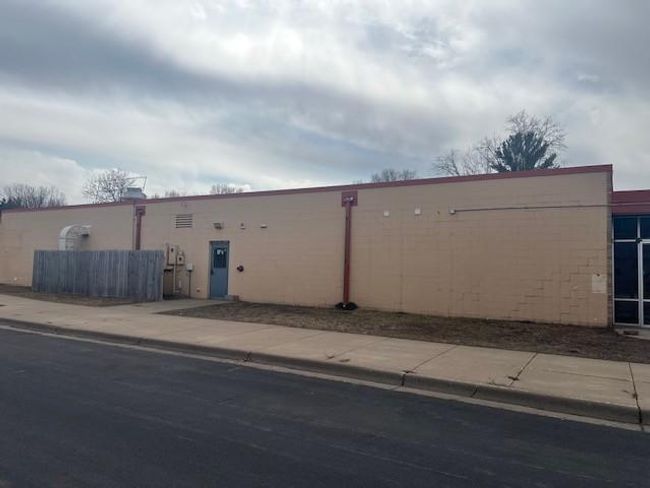 Side of building with another entrance | Image 18