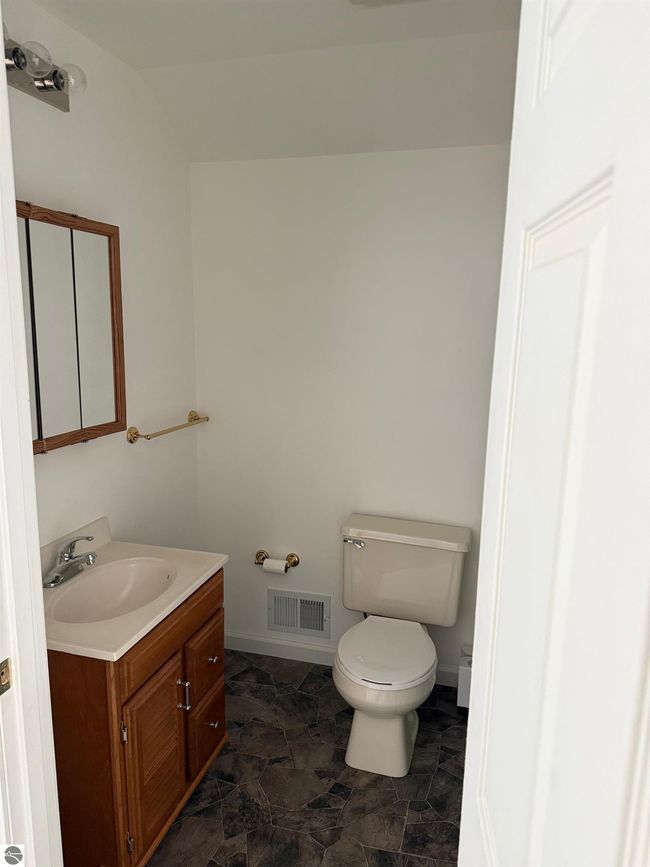 811 E Center St, House other with 3 bedrooms, 2 bathrooms and null parking in Ithaca MI | Image 5