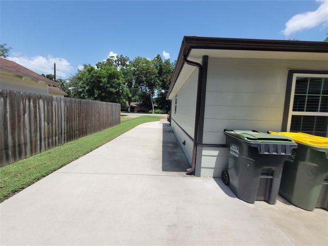 2106 N Galveston Ave, House other with 3 bedrooms, 2 bathrooms and 2 parking in Pearland TX | Image 37