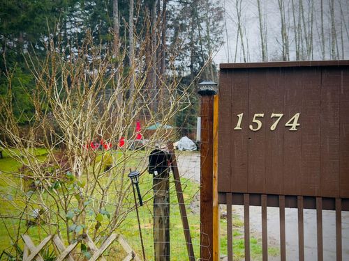 1574 Burton Rd, Gibsons, BC, V0N1V2 | Card Image