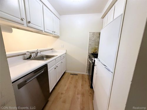 8936 Scotia Dr, Sterling Heights, MI, 48312-3614 | Card Image