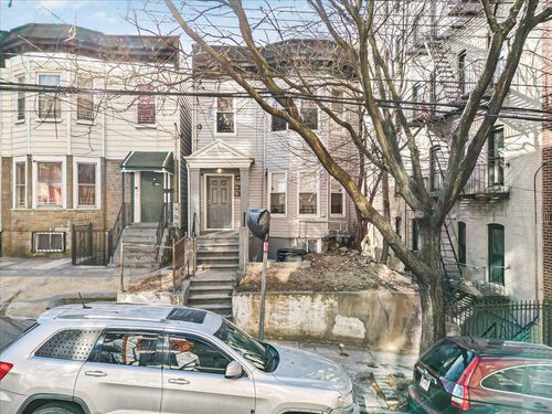630 E 230th St, Bronx, NY, 10466-3807 | Card Image