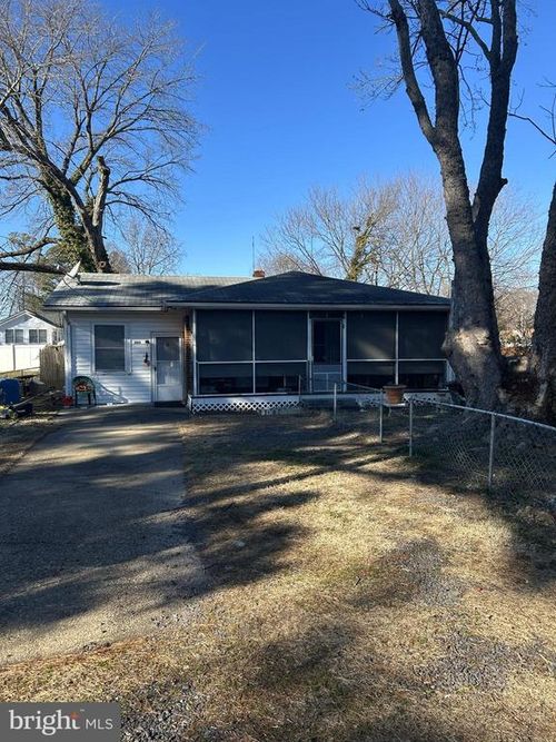 303 1st St, COLONIAL BEACH, VA, 22443-1802 | Card Image