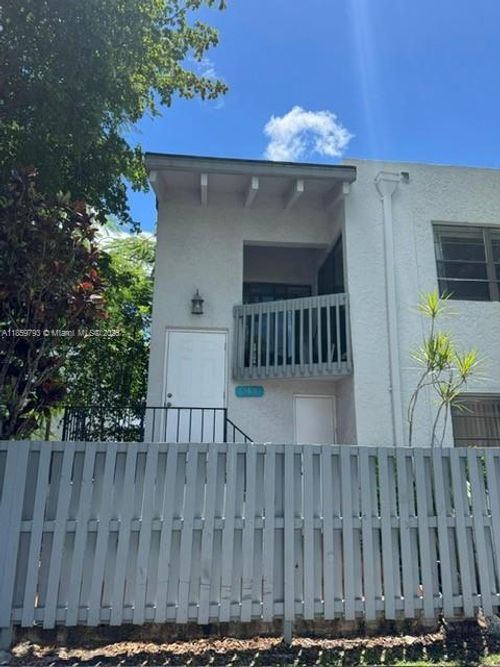 b7-10542 Nw 7th Ter, Miami, FL, 33172-3135 | Card Image