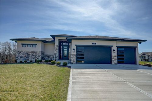 579 Southshore Dr, Lake Winnebago, MO, 64034-7815 | Card Image