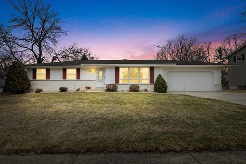 1621 Woodridge Road, West Bend, WI, 53095 | Card Image