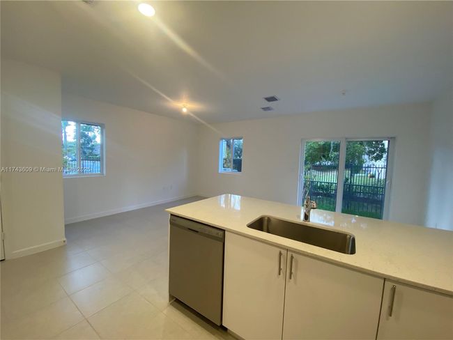 5195 Sw 37 Th St, Townhouse with 3 bedrooms, 3 bathrooms and null parking in West Park FL | Image 7