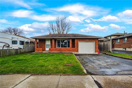 4983 University Ave, Niagara Falls, ON, L2E7B9 | Card Image