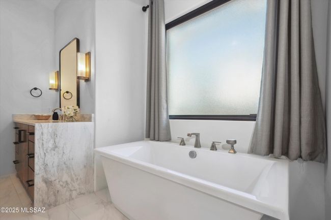 Primary Bathroom | Image 28