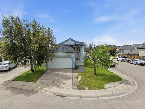 33 Martin Crossing Green Ne, House with 4 bedrooms, 2 bathrooms and 4 parking in Calgary AB | Card Image