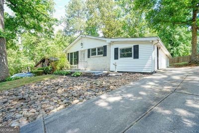 1935 Pine Oak Drive Sw, House other with 3 bedrooms, 2 bathrooms and 2 parking in Atlanta GA | Image 2