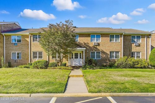 e-40 Manchester Ct, Freehold, NJ, 07728-3228 | Card Image