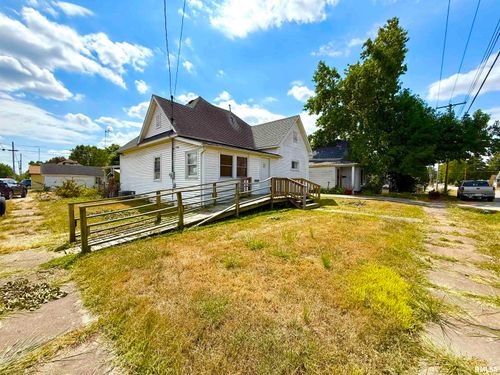 402 W Sylvester Ave, Christopher, IL, 62822-1132 | Card Image