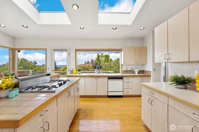 8840 Ne 24 Th St, House other with 5 bedrooms, 4 bathrooms and 3 parking in Clyde Hill WA | Image 13
