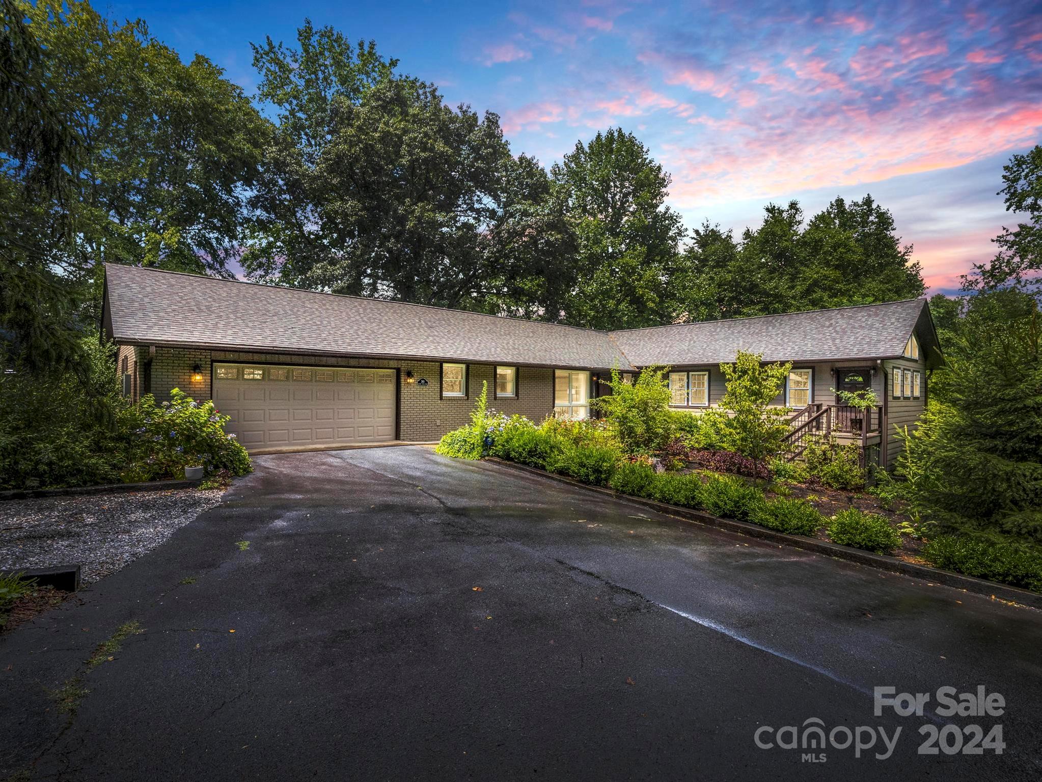 Grand Vista Ct, Hendersonville, NC 28739