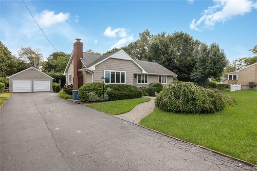 18 Central Ave, Babylon, NY, 11703-1702 | Card Image