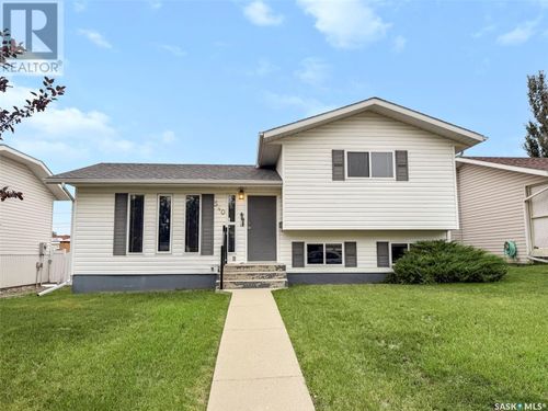 540 6th Ave Nw, Swift Current, SK, S9H0Y6 | Card Image