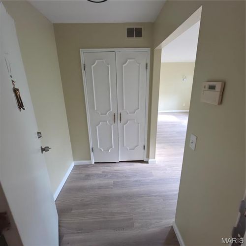 d-6670 Chesapeake Dr, Florissant, MO, 63033-5328 | Card Image