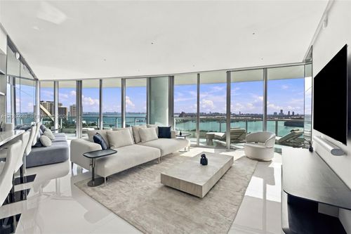 2406-900 Biscayne Blvd, Miami, FL, 33132-1561 | Card Image