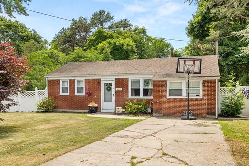 1632 Thompson Dr, Bay Shore, NY, 11706-1330 | Card Image