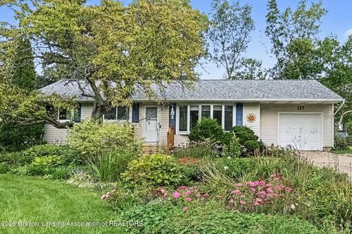 117 Woodhaven Dr, Lansing, MI, 48917-3534 | Card Image