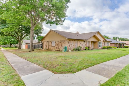 818 Blessing Creek Dr, Euless, TX, 76039-3427 | Card Image
