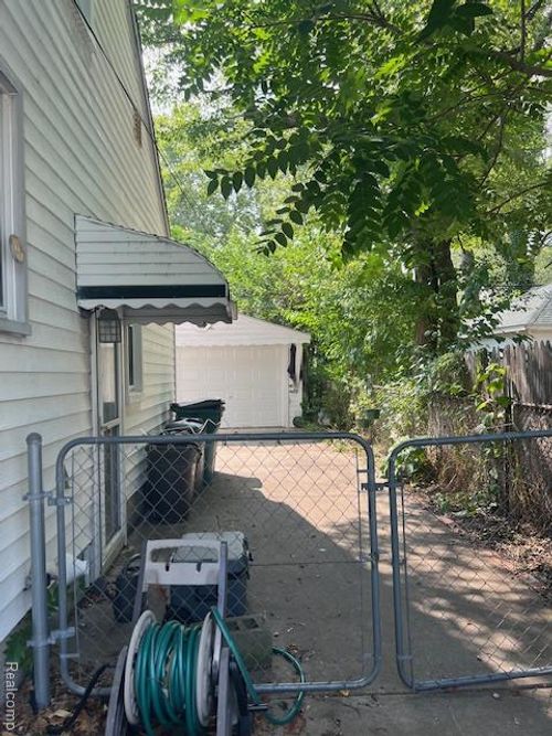 831 Allen St, Ferndale, MI, 48220-3202 | Card Image