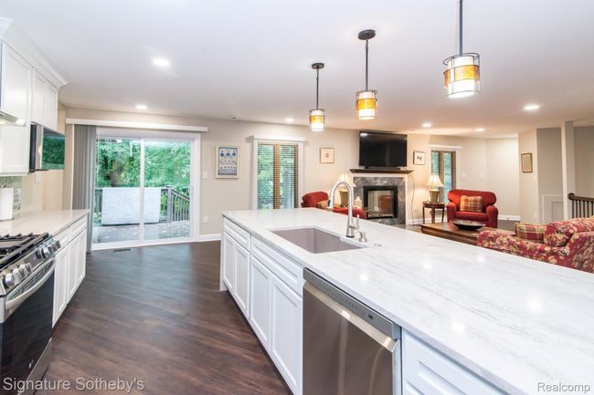 Large Island w/Quartz Countertop | Image 14